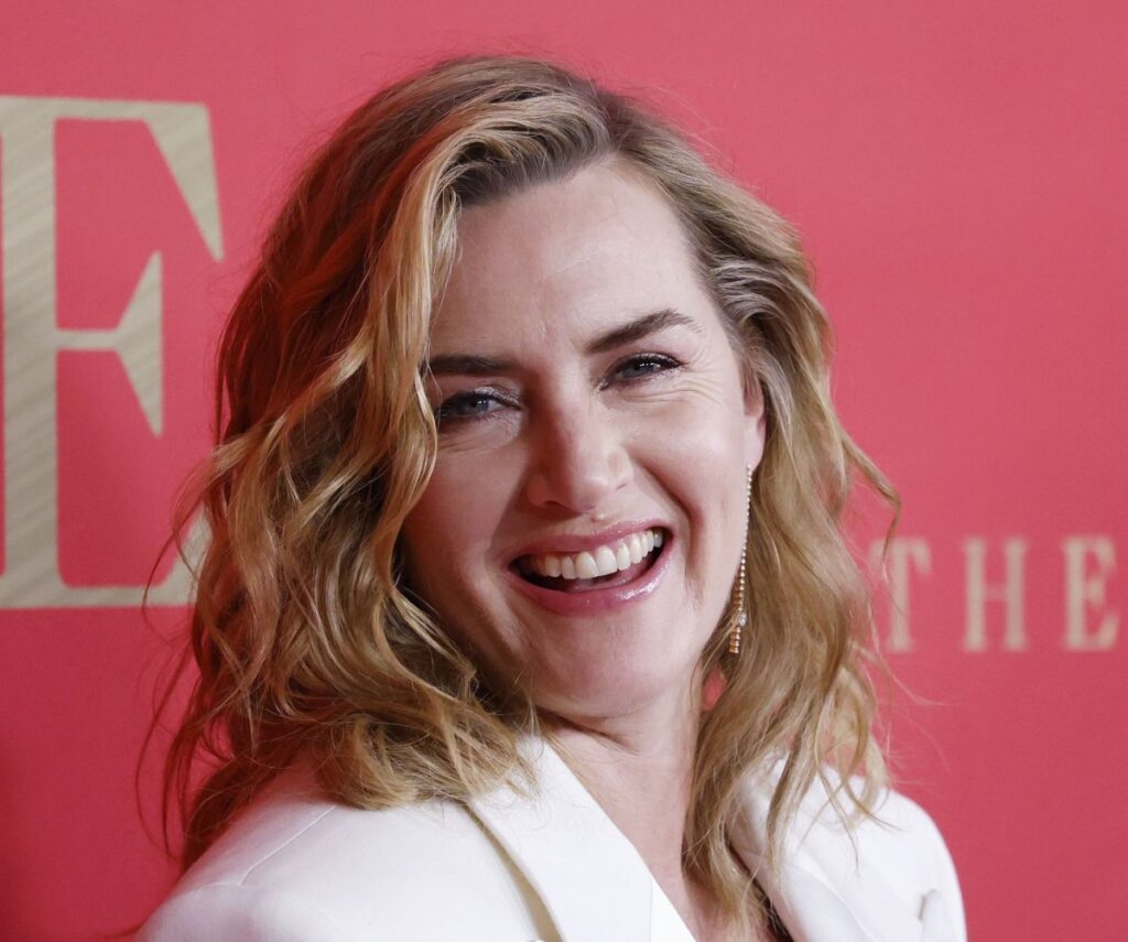 Kate-Winslet-all-smiles-at-The-Regime-premiere